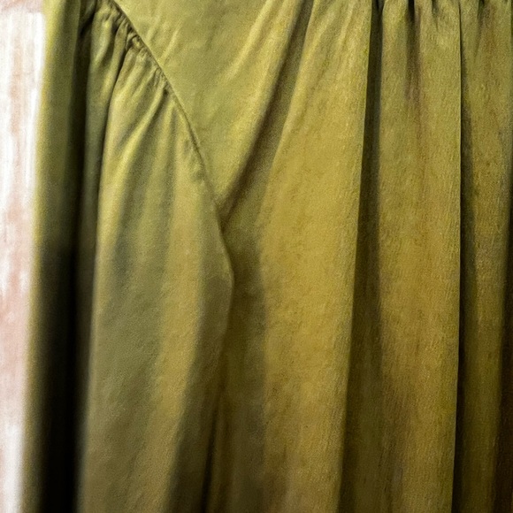 Bella Dahl Satin Shirred Top - Picture 5 of 6